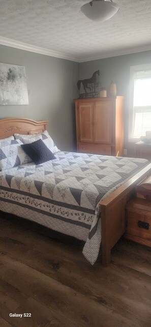 3 quartos, ferros/tábuas de passar roupa, acesso à internet