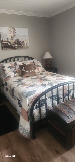 3 bedrooms, iron/ironing board, internet, bed sheets - 3 Bedroom 3 Bath Home in Country Setting (Olmstead)