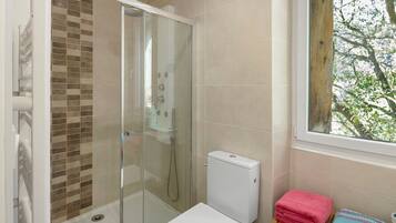 Dusche, kostenlose Toilettenartikel, Haartrockner, HandtĂŒcher