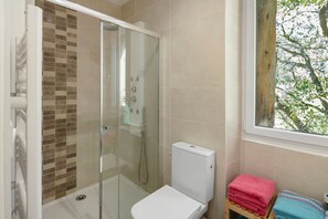 Douche, articles de toilette gratuits, sèche-cheveux