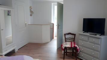 Tabla de planchar con plancha, wifi y ropa de cama