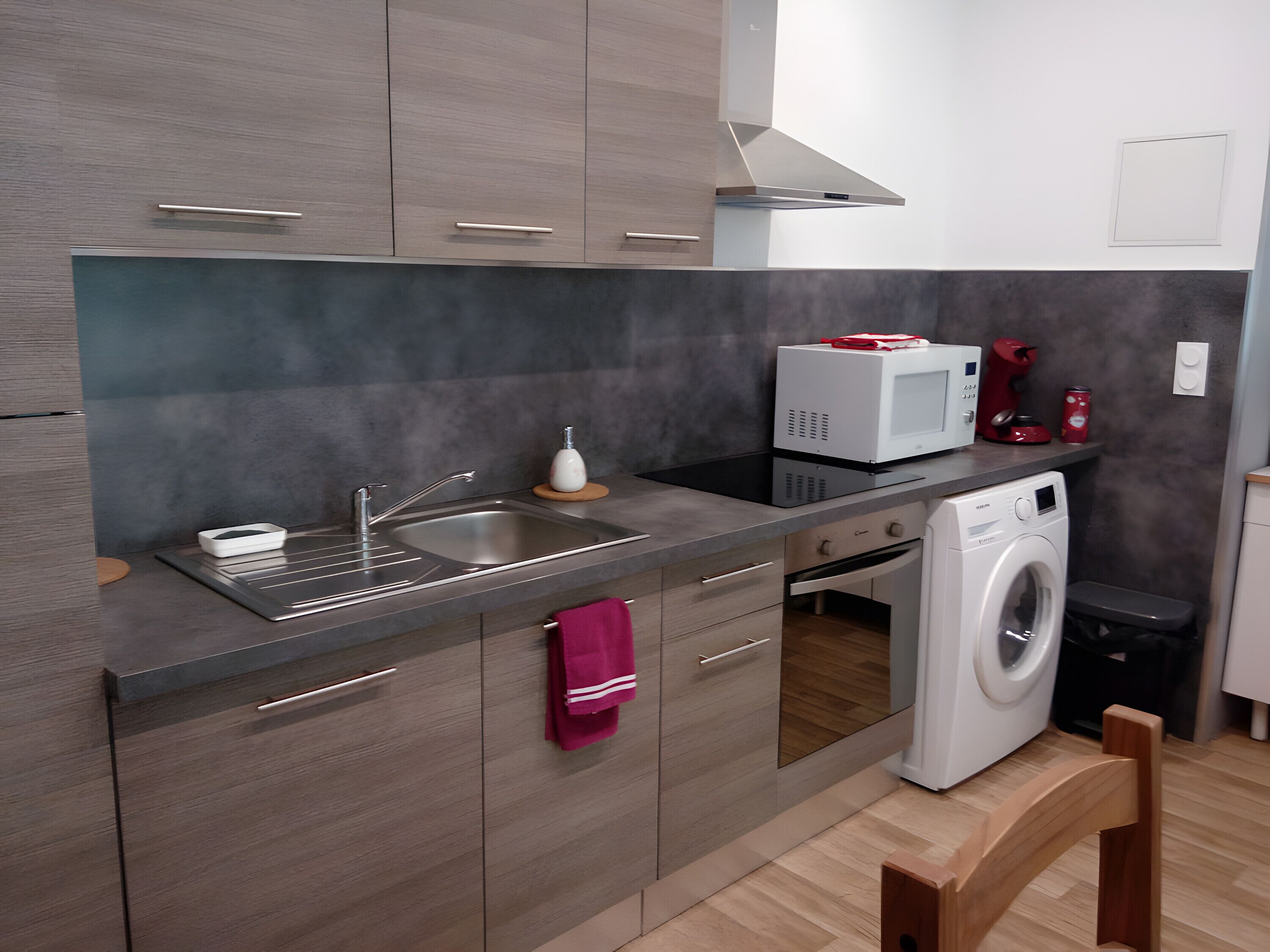 Réfrigérateur, micro-ondes, four, plaque de cuisson