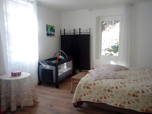 Iron/ironing board, WiFi, bed sheets