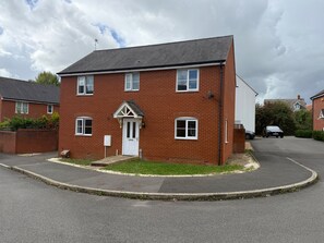 Exterior - Charming Aylesbury Retreat With 4 Bedrooms (Aylesbury)