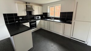 Unclassified image, 3 of 10, button - 4 Bedroom House Sleeps 8 - Free Parking - Garden (Aylesbury)