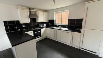 Lemari es, microwave, oven, dan kompor