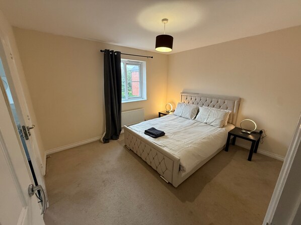 3 bedrooms, free WiFi, bed sheets - Charming Aylesbury Retreat With 4 Bedrooms (Aylesbury)