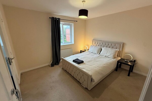 4 Bedroom House Sleeps 8 - Free Parking - Garden - Aylesbury