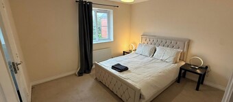 4 Bedroom House Sleeps 8 - Free Parking - Garden