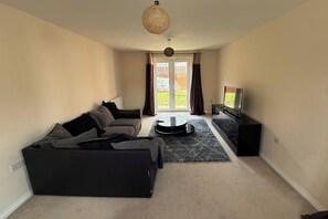 Living area - 4 Bedroom House Sleeps 8 - Free Parking - Garden (Aylesbury)