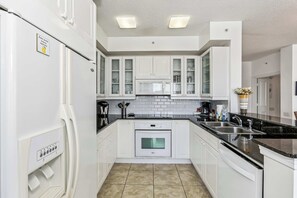 Fridge, microwave, oven, stovetop - Coco's Cabana (Navarre)