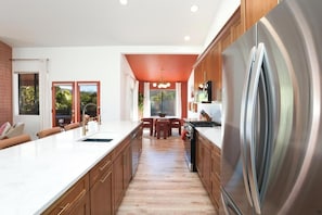 Fridge, microwave, oven, stovetop - The Hopi Haus • Walk to Uptown! (Sedona)
