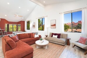 Smart TV, fireplace - Walk to Uptown • Views • Hot Tub • Gym • Firepit • Pool Table • Cowboy Pool (Sedona)