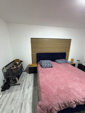 4 makuuhuonetta, silitysrauta/-lauta, internet, vuodevaatteet