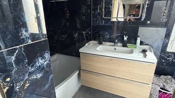 Hiustenkuivaaja, pyyhkeet, saippua, vessapaperi