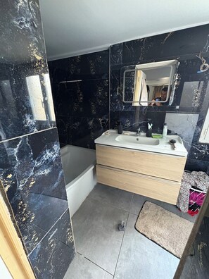 مجففات شعر، مناشف، صابون، ورق حمّام