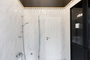 Ducha, artículos de higiene personal gratuitos y secador de pelo