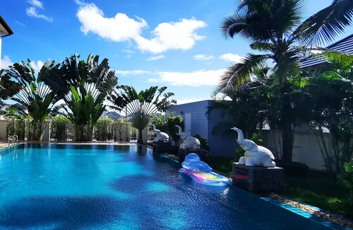 Big swimming pool garden VILLA pattaya