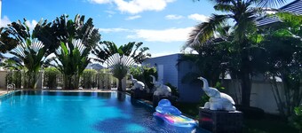Big swimming pool garden VILLA pattaya