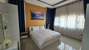 3 bedrooms, iron/ironing board, free WiFi, wheelchair access