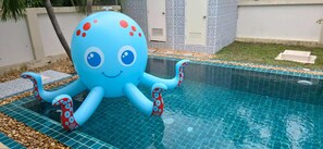 A blue octopus-shaped inflatable toy in a swimming pool. - Big swimming pool garden VILLA pattaya (BANGLAMUNG)