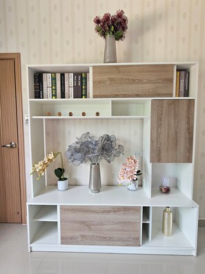 A white bookshelf with decorative vases and books. - Big swimming pool garden VILLA pattaya (BANGLAMUNG)