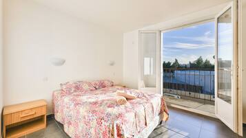 5 slaapkamers, een strijkplank/strijkijzer, beddengoed