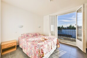 5 chambres, fer et planche à repasser, draps fournis