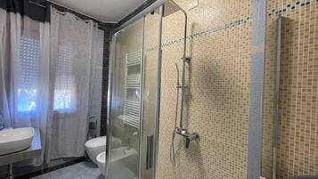 Regadera, toallas, jabón, shampoo