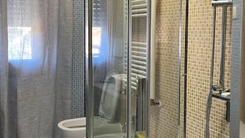 Dusche, Handtücher, Seife, Shampoo