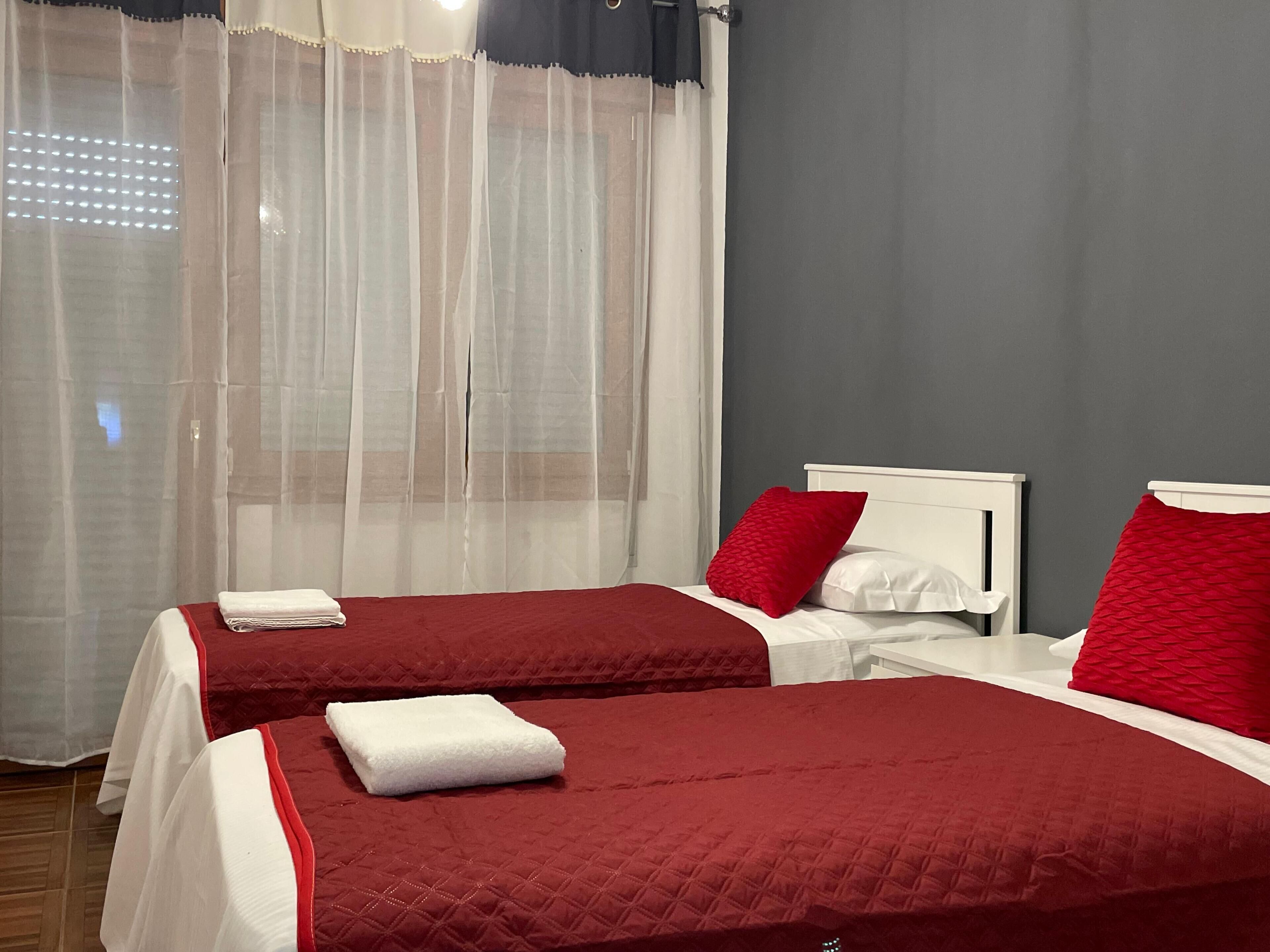 Habitación básica con 2 camas individuales | Wifi gratis 