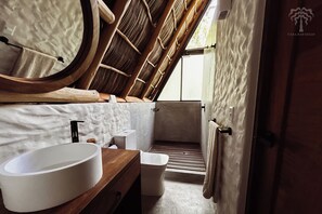 Een douche, een haardroger, handdoeken, zeep