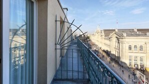 Una scala con ringhiera in metallo che conduce a un edificio a architettura classica.