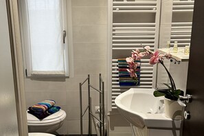 Shower, bidet, towels, shampoo - Studio 3 beds Matteotti (Novara)