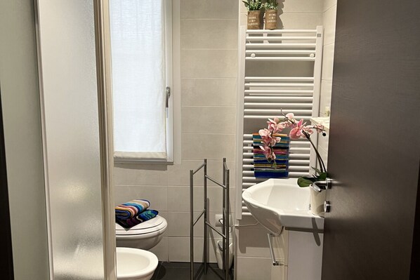 Shower, bidet, towels, shampoo - Studio 3 beds Matteotti (Novara)