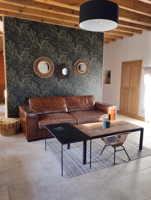 Téléviseur, table de ping-pong