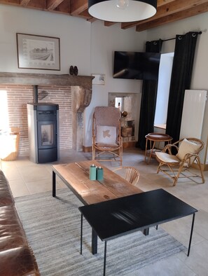 Téléviseur, table de ping-pong