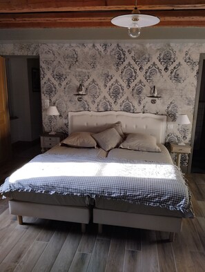 4 makuuhuonetta, silitysrauta/-lauta, vauvan matkasänky, ilmainen Wi-Fi