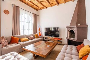 Smart TV, chimenea, libros y estéreo 