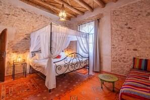 Tabla de planchar con plancha, wifi gratis y ropa de cama 