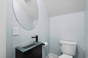 Regadera, secadora de cabello, toallas 