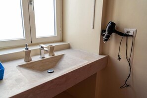 Dusche, kostenlose Toilettenartikel, Haartrockner, Handtücher