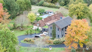 A residential property with a swimming pool, a detached garage, and a large house with a sloped roof. - Loft Ôvebas at Domaine De L'ô (Eyraud-Crempse-Maurens)