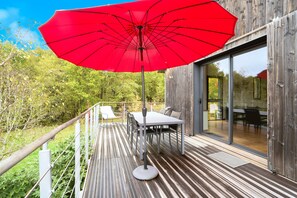 Outdoor dining - Loft Ôvebas at Domaine De L'ô (Eyraud-Crempse-Maurens)