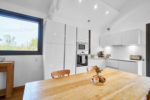 Frigorífico, microondas, horno y placa de cocina