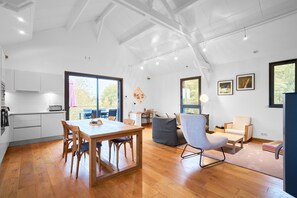 TV, caminetto, lettore DVD, tavolo da ping pong