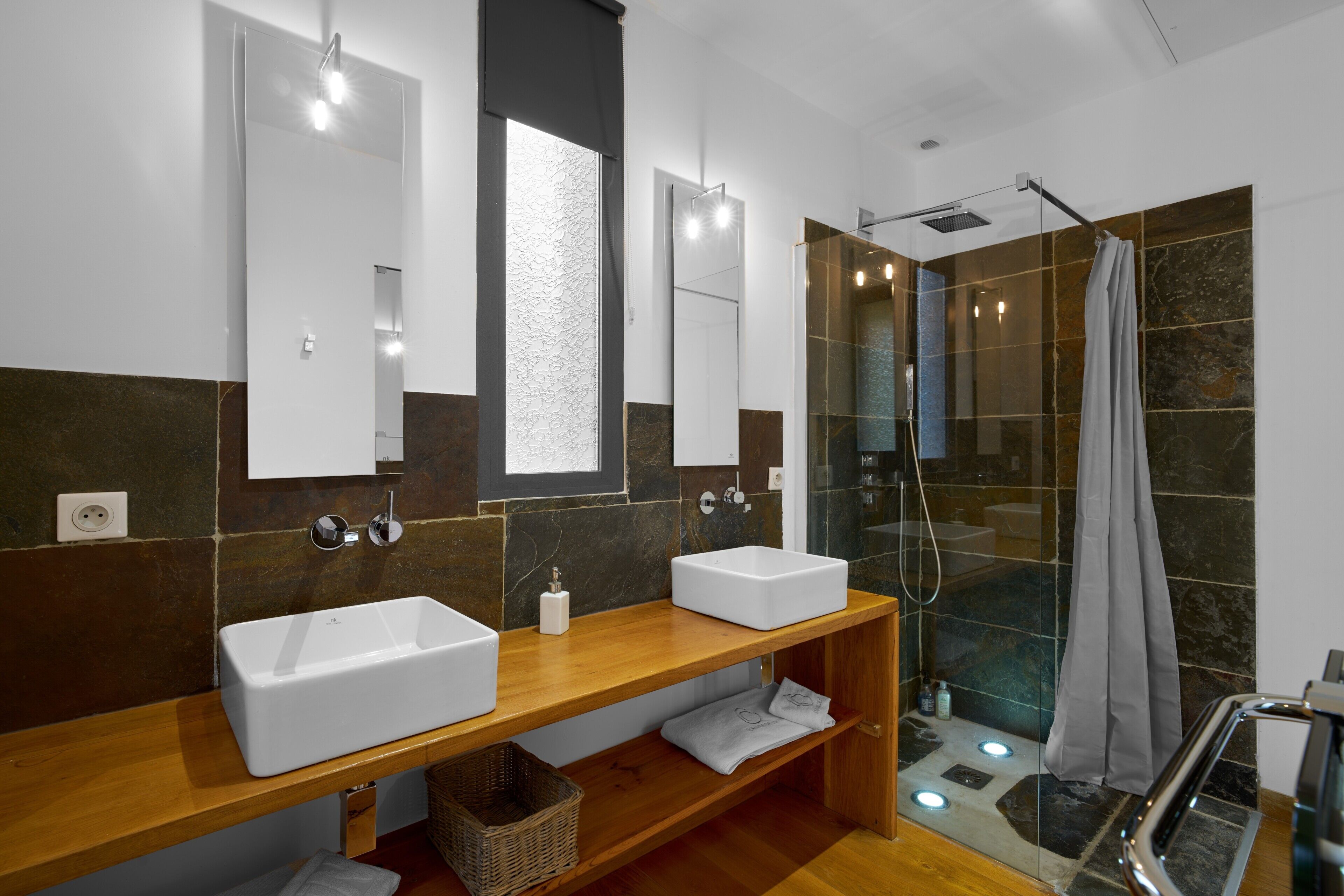 Een douche, een haardroger, handdoeken