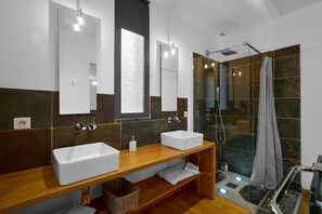Douche, sèche-cheveux, serviettes fournies