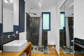 Ducha, secador de pelo, toallas