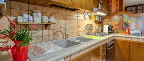 Ofen, Wasserkocher mit Kaffee-/Teezubehör